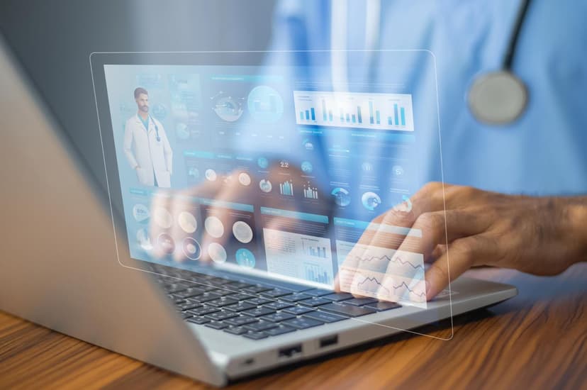 Hände tippen auf einem Laptop mit eingeblendeter Oberfläche